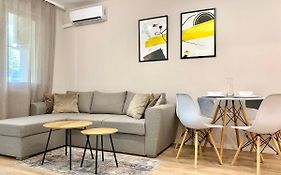 City Centre Bright & Cozy Apartment For 4 Persons